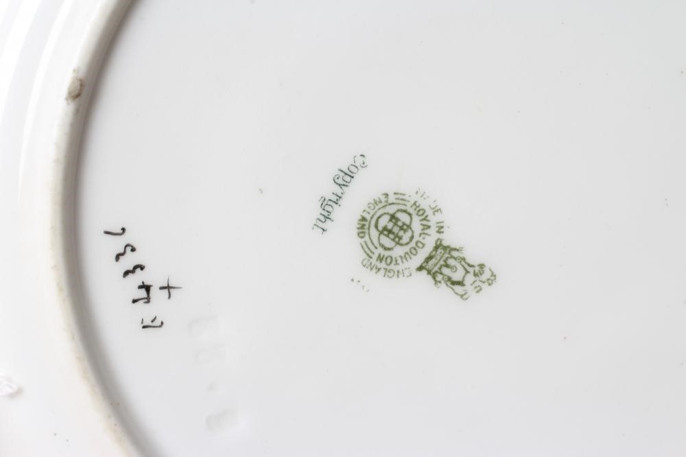 A ROYAL DOULTON CHINA SERIES WARE ALL BLACKS CRICKETER'S TEA PLATE Image