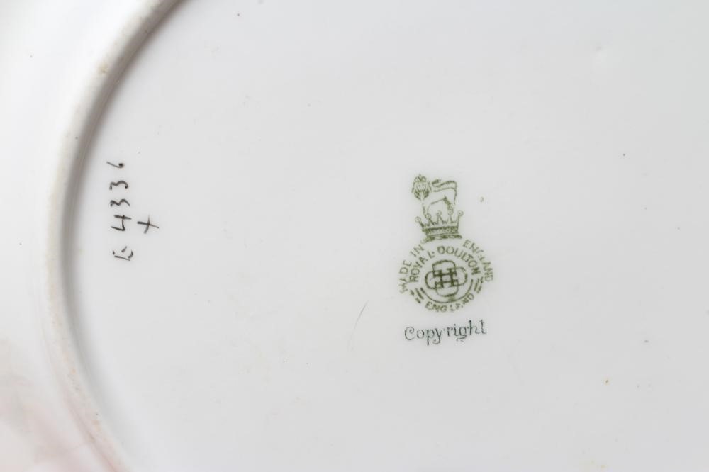 A ROYAL DOULTON CHINA SERIES WARE ALL BLACKS CRICKETER'S TEA PLATE Image
