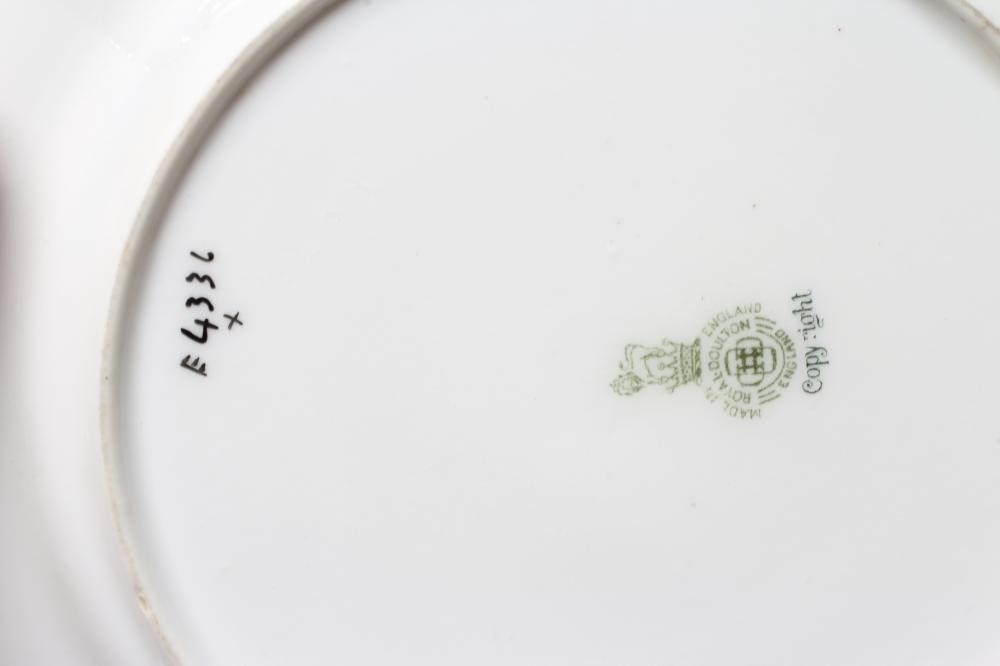 A ROYAL DOULTON CHINA SERIES WARE ALL BLACKS CRICKETER'S TEA PLATE Image