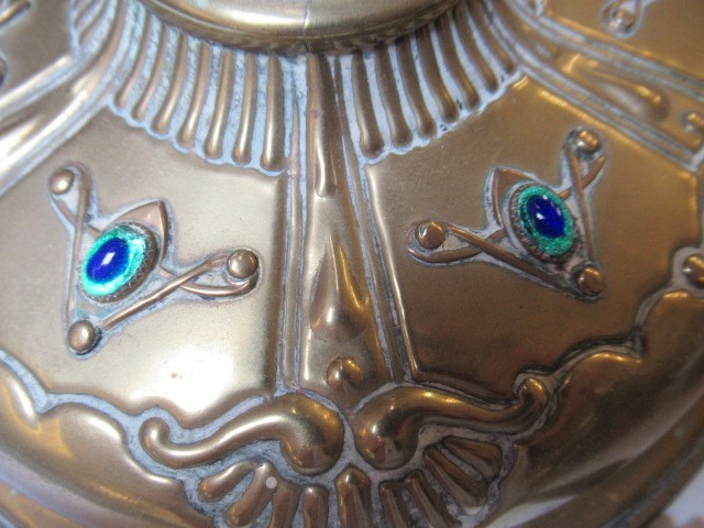 AN EDWARDIAN ART NOUVEAU DOUBLE WICK OIL LAMP with glass reservoir and etched flared glass shade on Image