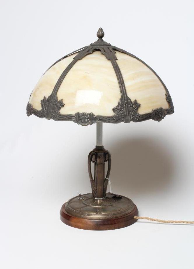 AN AMERICAN STYLE TABLE LAMP Image