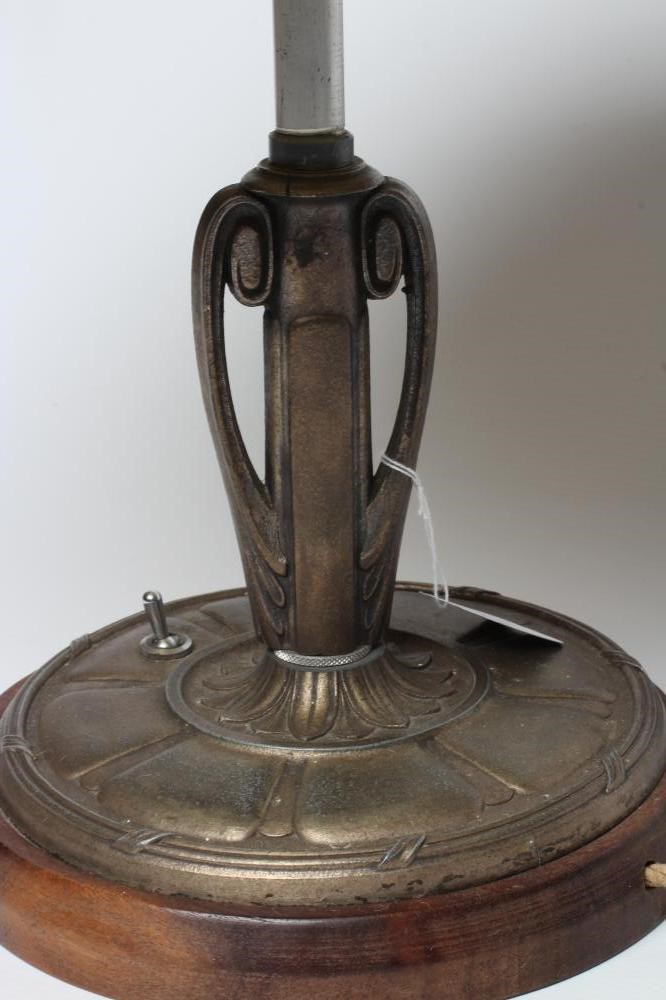 AN AMERICAN STYLE TABLE LAMP Image