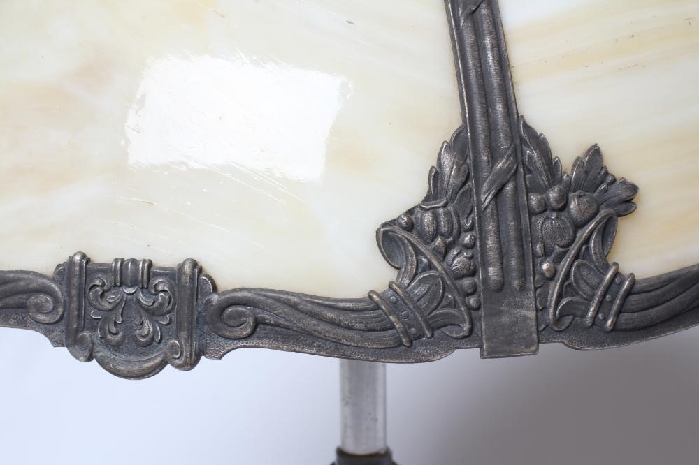 AN AMERICAN STYLE TABLE LAMP Image