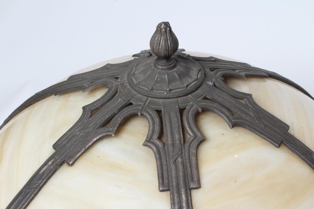 AN AMERICAN STYLE TABLE LAMP Image