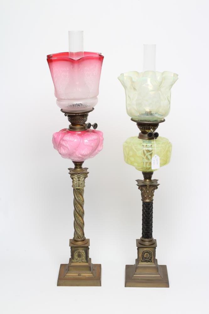 A VICTORIAN BRASS CORINTHIAN COLUMN OIL LAMP Image