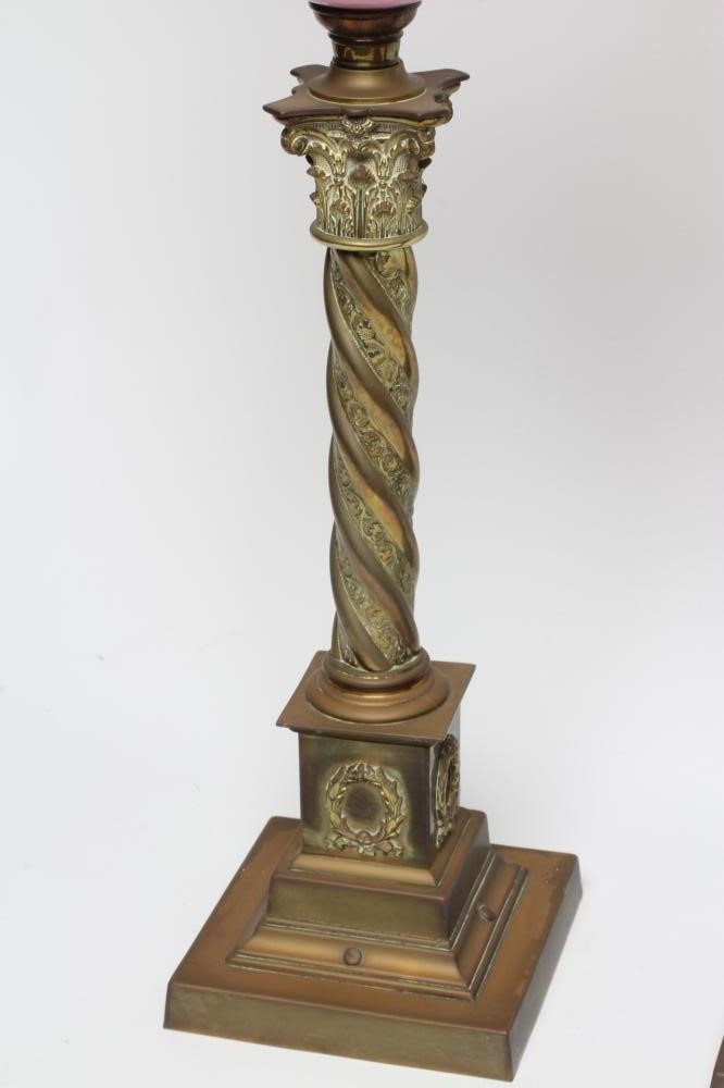 A VICTORIAN BRASS CORINTHIAN COLUMN OIL LAMP Image