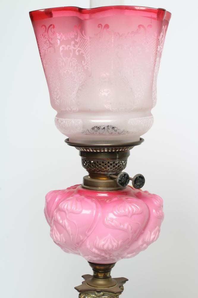 A VICTORIAN BRASS CORINTHIAN COLUMN OIL LAMP Image