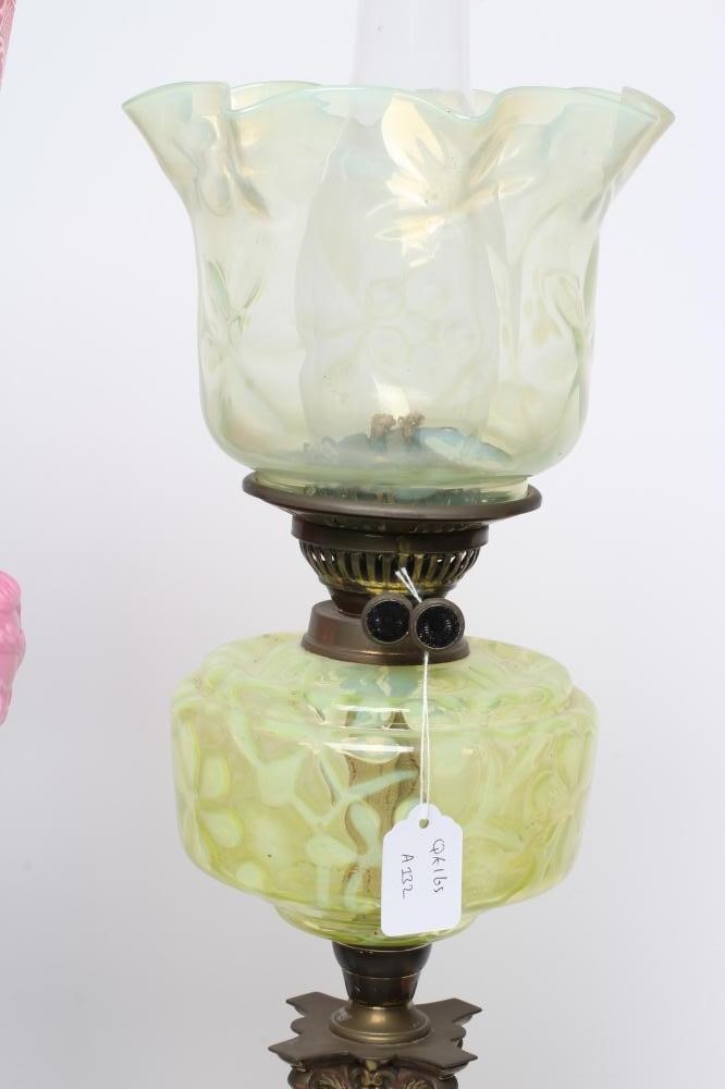 A VICTORIAN BRASS CORINTHIAN COLUMN OIL LAMP Image