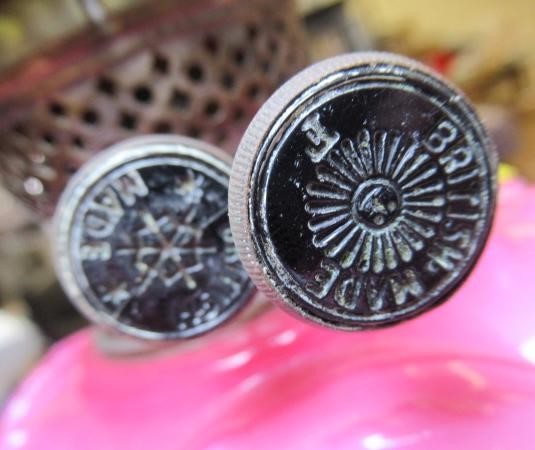 A VICTORIAN BRASS CORINTHIAN COLUMN OIL LAMP Image