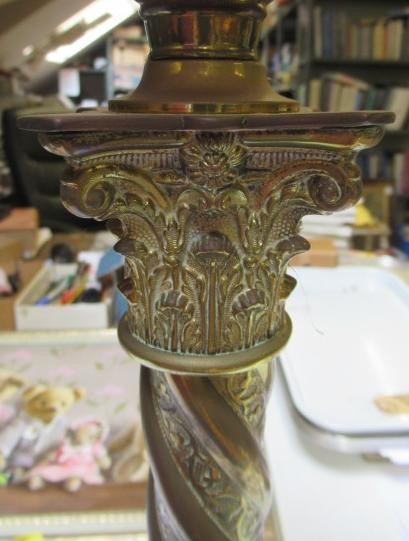 A VICTORIAN BRASS CORINTHIAN COLUMN OIL LAMP Image