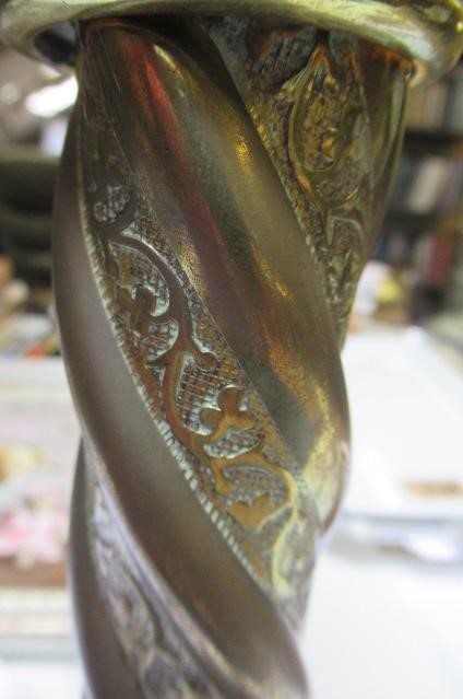 A VICTORIAN BRASS CORINTHIAN COLUMN OIL LAMP Image