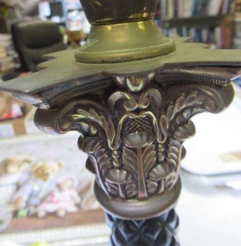 A VICTORIAN BRASS CORINTHIAN COLUMN OIL LAMP Image