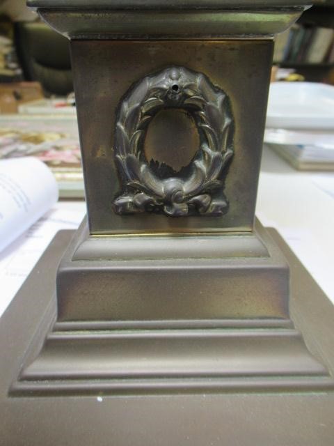 A VICTORIAN BRASS CORINTHIAN COLUMN OIL LAMP Image