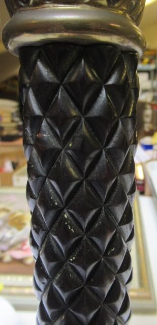 A VICTORIAN BRASS CORINTHIAN COLUMN OIL LAMP Image