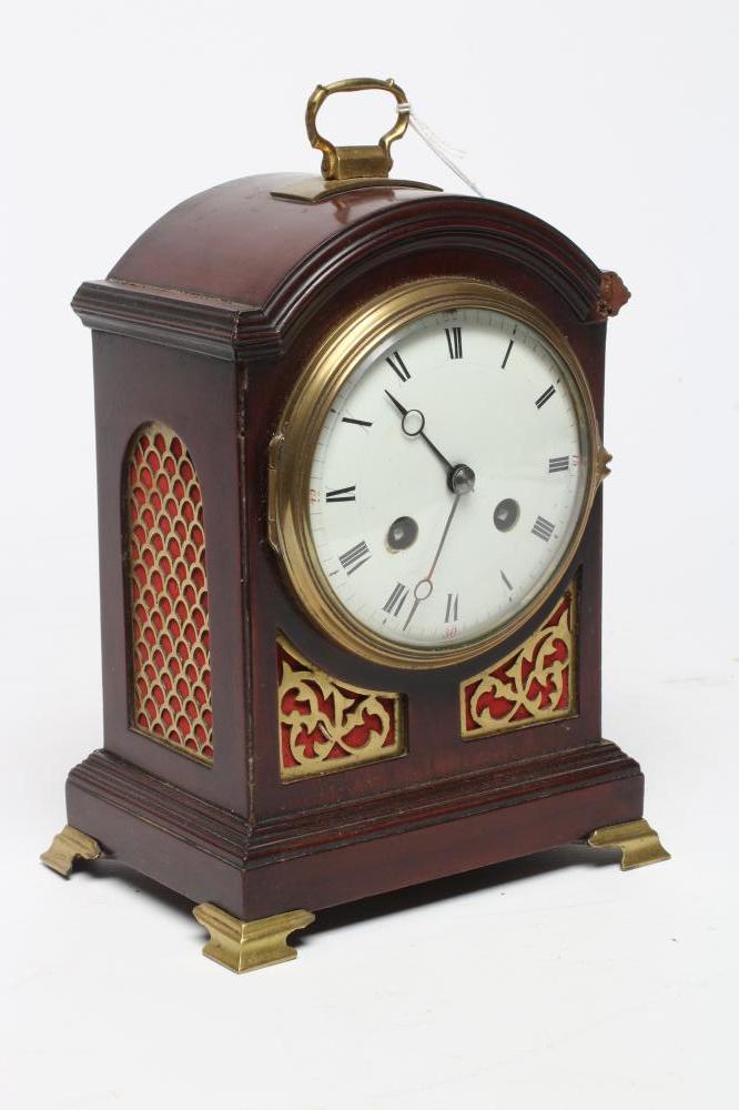 A SMALL FRENCH MAHOGANY CASED MANTEL CLOCK Image