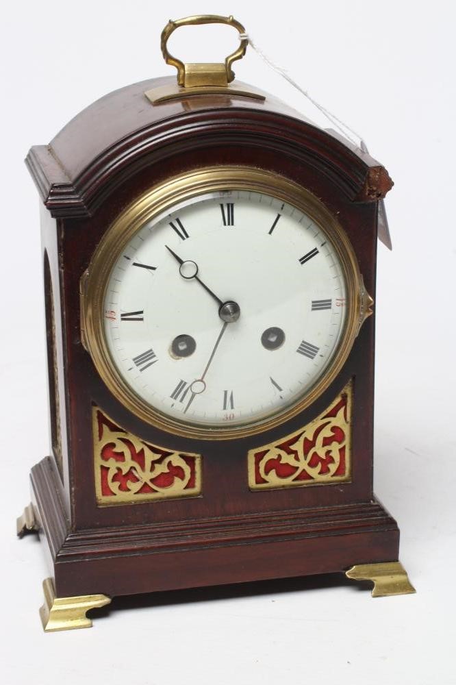 A SMALL FRENCH MAHOGANY CASED MANTEL CLOCK Image