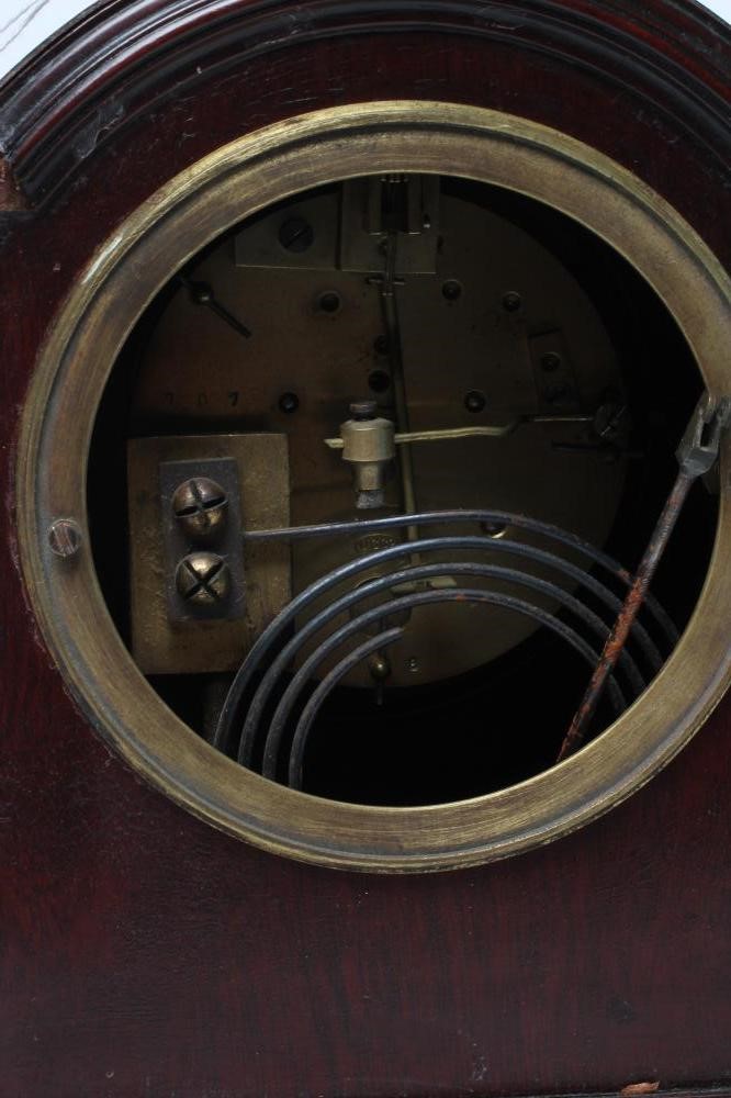 A SMALL FRENCH MAHOGANY CASED MANTEL CLOCK Image