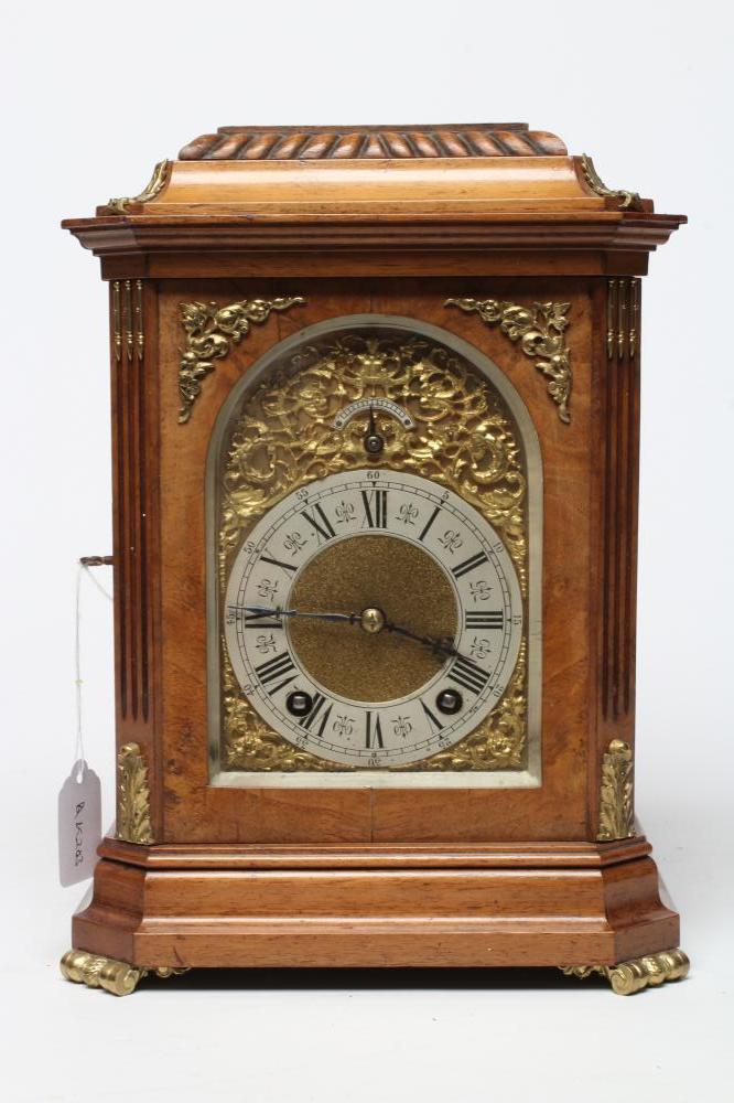 A LENZKIRCH LIGHT OAK AND WALNUT CASED TABLE CLOCK Image
