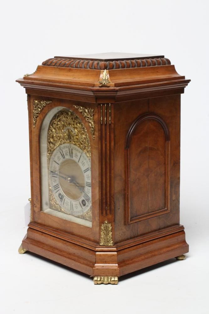 A LENZKIRCH LIGHT OAK AND WALNUT CASED TABLE CLOCK Image