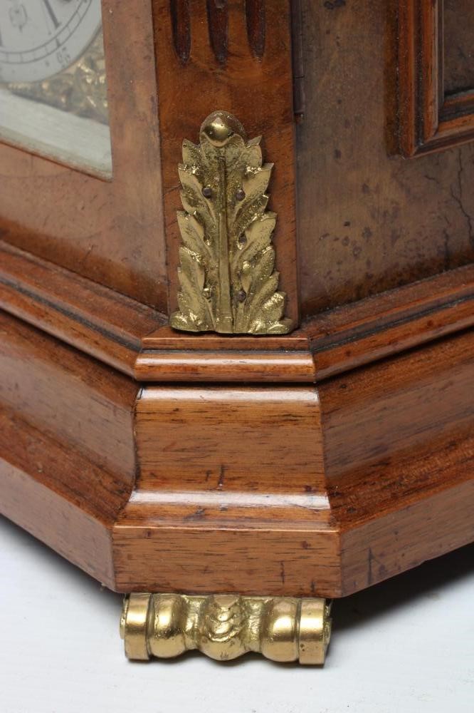 A LENZKIRCH LIGHT OAK AND WALNUT CASED TABLE CLOCK Image