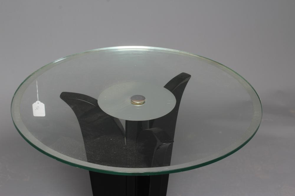 AN ART DECO STYLE OCCASIONAL TABLE Image