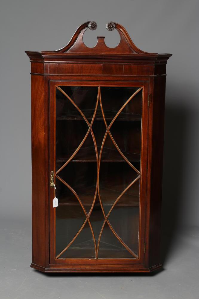 A GEORGIAN MAHOGANY CORNER CUPBOARD Image