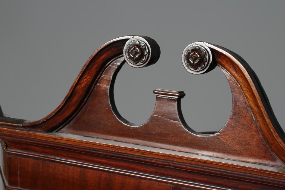 A GEORGIAN MAHOGANY CORNER CUPBOARD Image