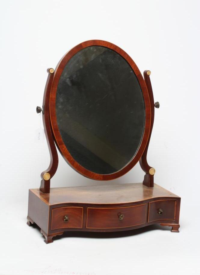 A GEORGIAN MAHOGANY TOILET MIRROR Image