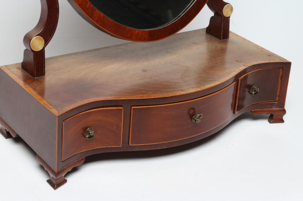 A GEORGIAN MAHOGANY TOILET MIRROR Image