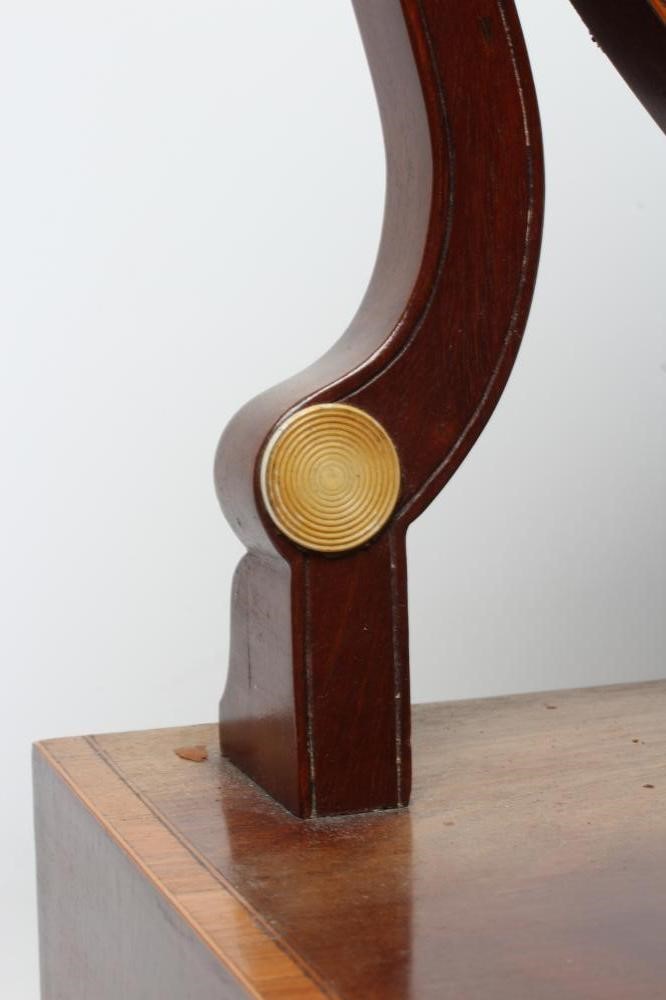 A GEORGIAN MAHOGANY TOILET MIRROR Image