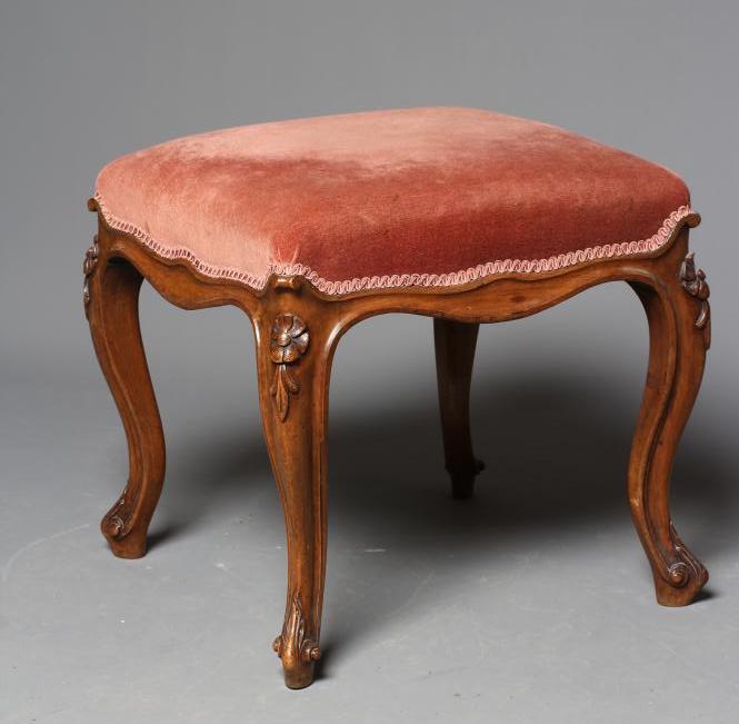 A VICTORIAN MAHOGANY DRESSING STOOL Image