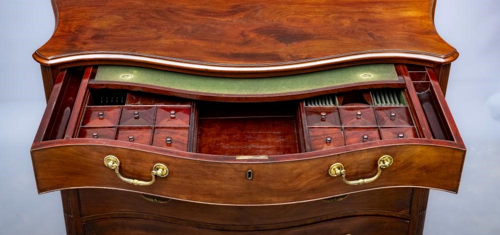 A GEORGIAN MAHOGANY SERPENTINE COMMODE CHEST Image