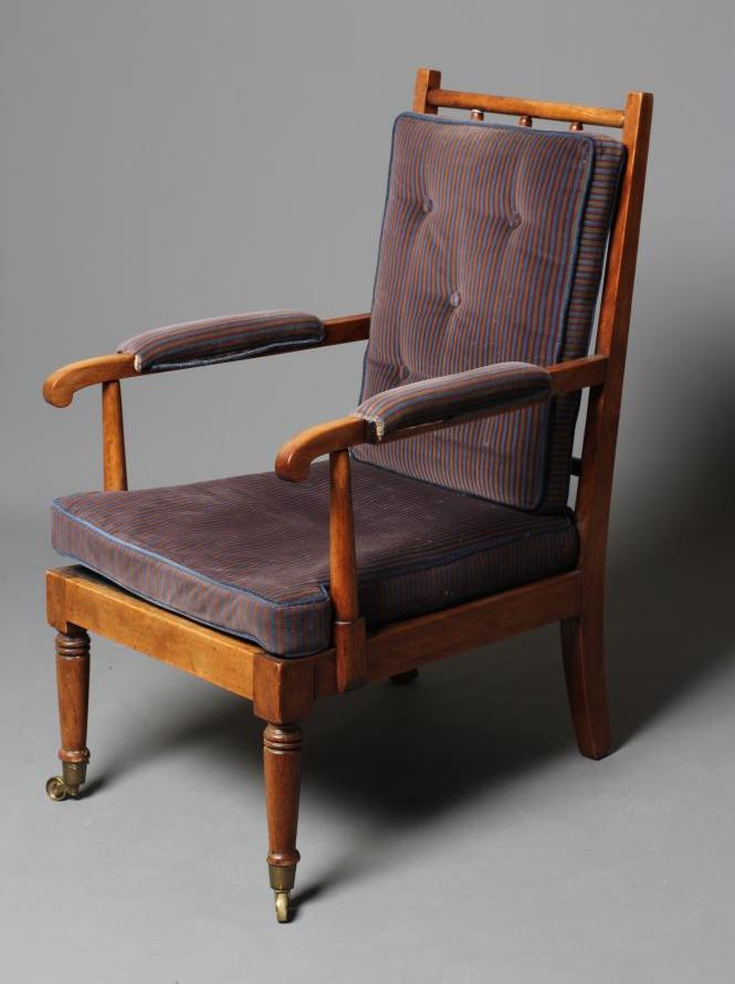 A VICTORIAN MAHOGANY SHOW FRAME ARMCHAIR Image
