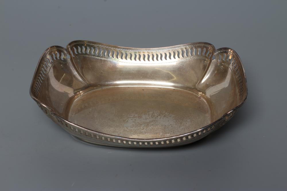 A SMALL SILVER DISH, by Manoah Rhodes, Sheffield 1924, of rounded oblong form with re-entrant Image