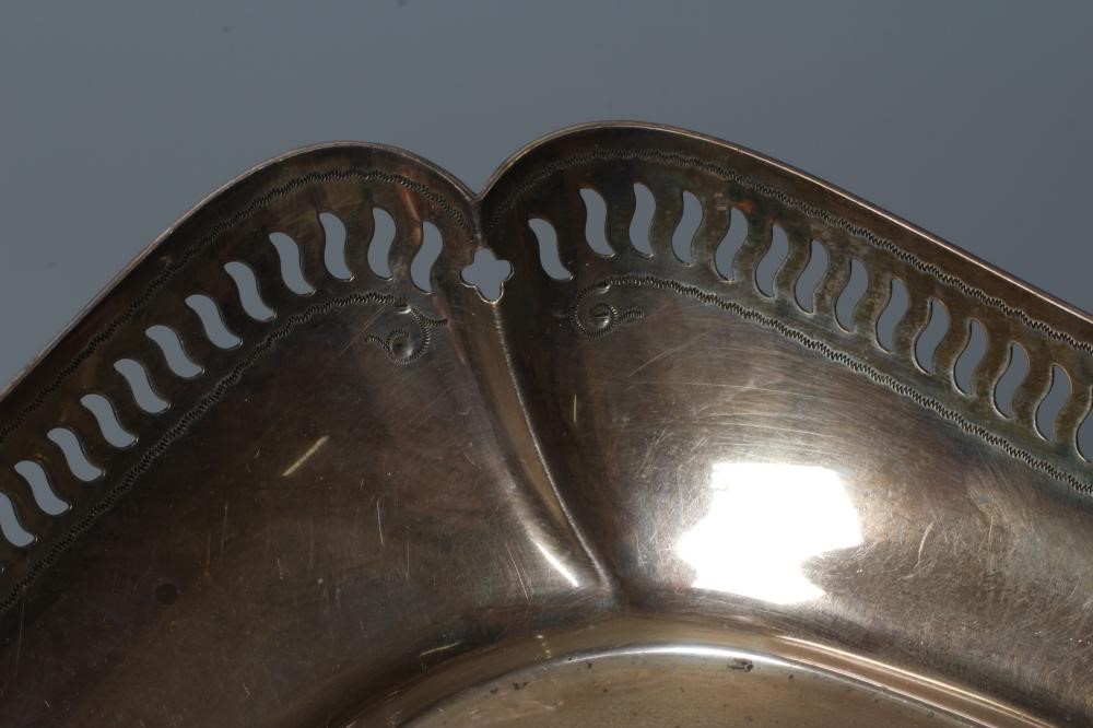 A SMALL SILVER DISH, by Manoah Rhodes, Sheffield 1924, of rounded oblong form with re-entrant Image