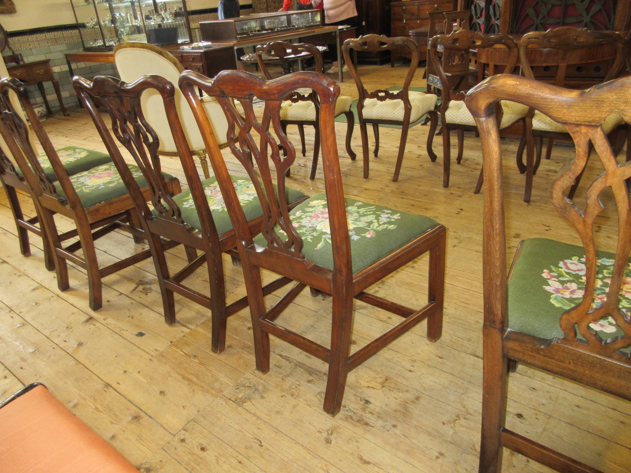 A SET OF SIX GEORGIAN OAK DINING CHAIRS Image