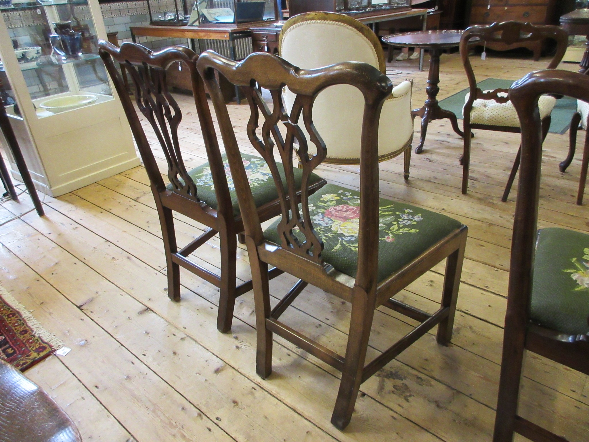 A SET OF SIX GEORGIAN OAK DINING CHAIRS Image