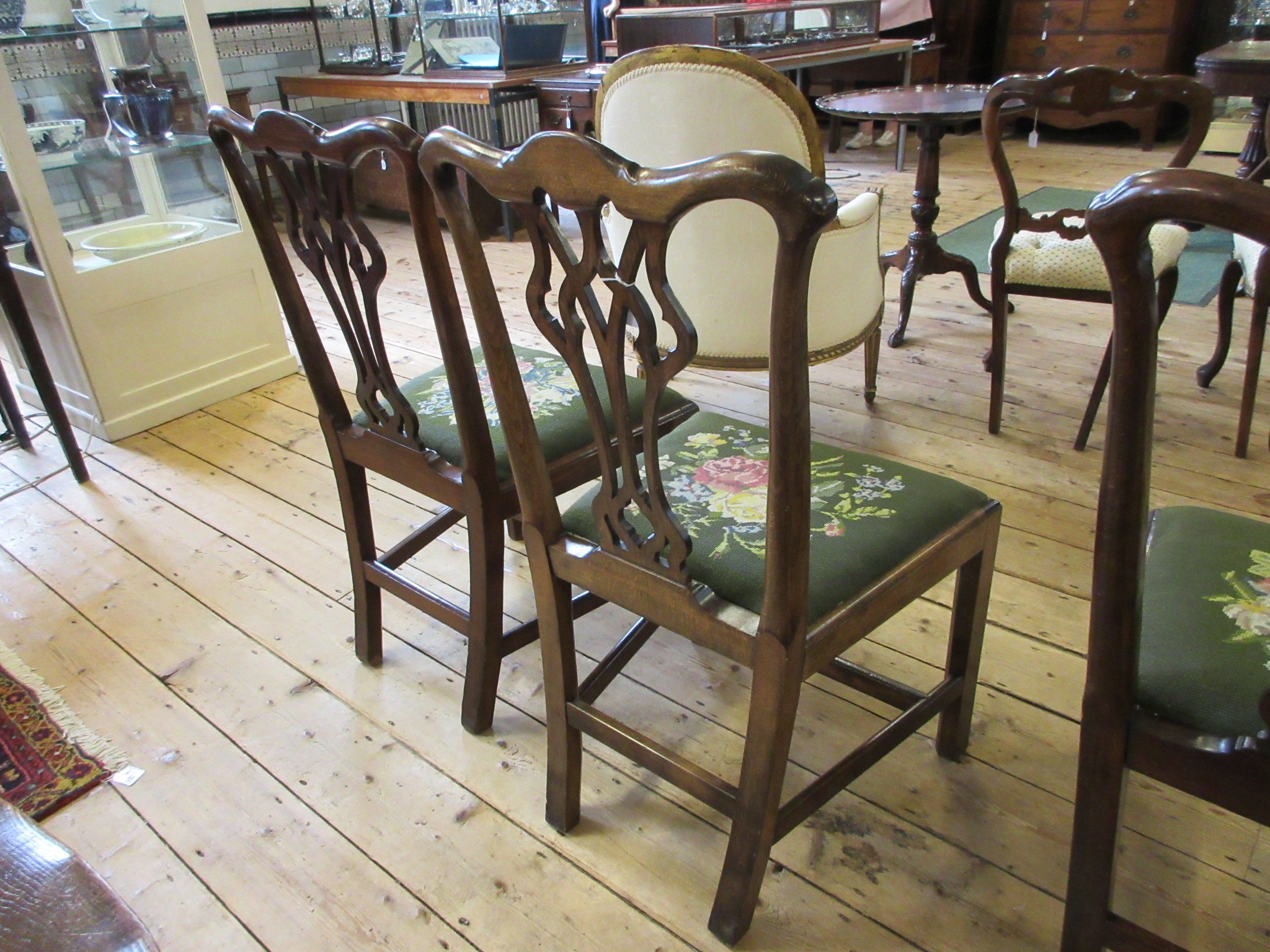 A SET OF SIX GEORGIAN OAK DINING CHAIRS Image
