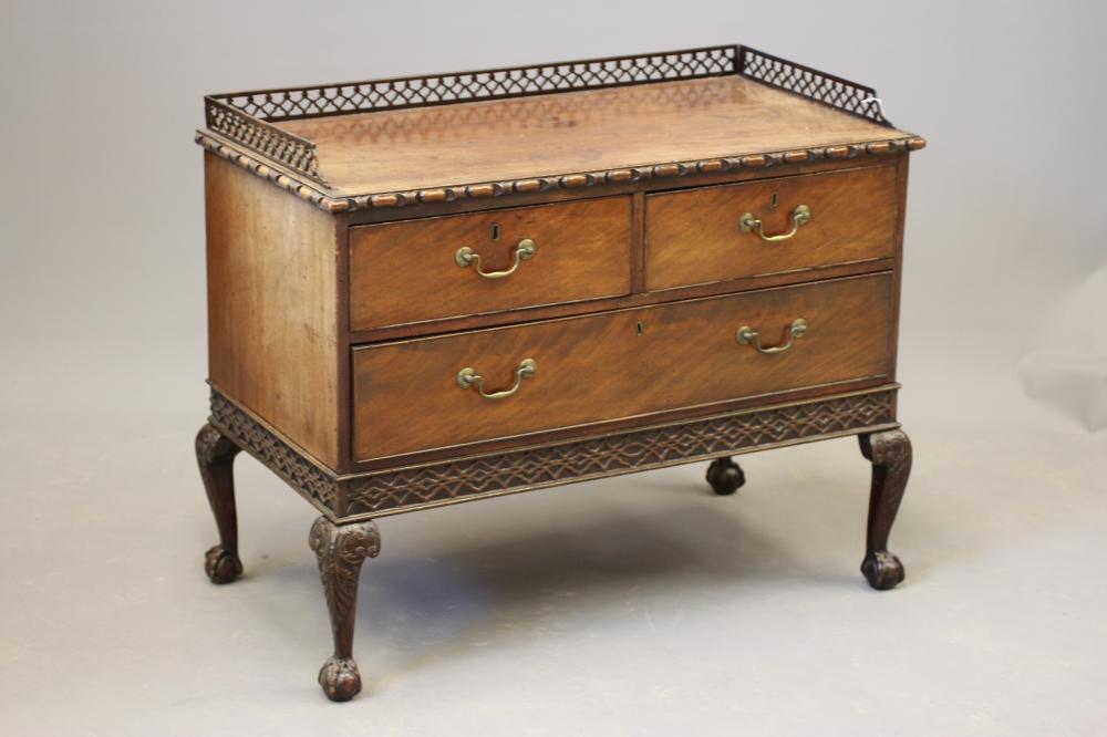 A GEORGIAN MAHOGANY COMMODE Image