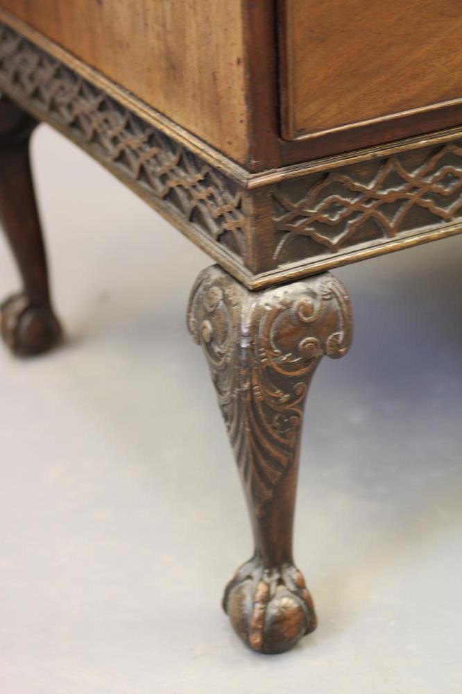A GEORGIAN MAHOGANY COMMODE Image