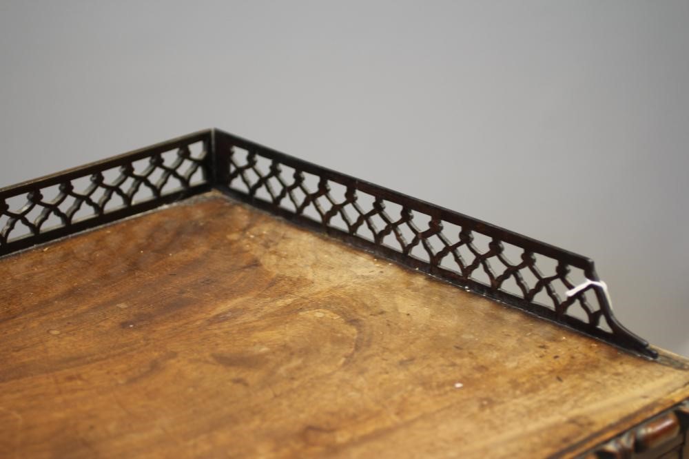 A GEORGIAN MAHOGANY COMMODE Image