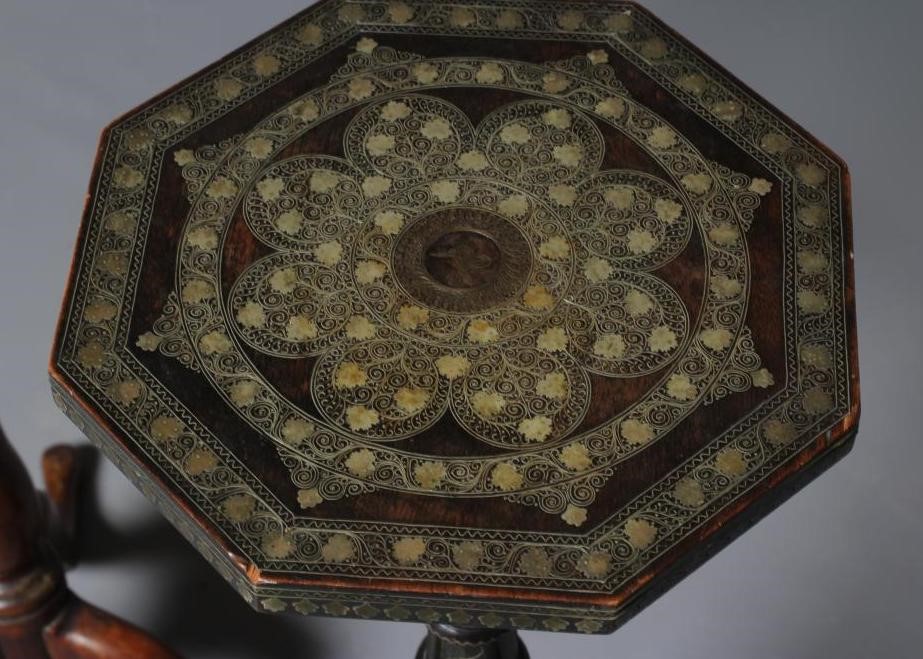 A GEORGIAN MAHOGANY CANDLE STAND Image