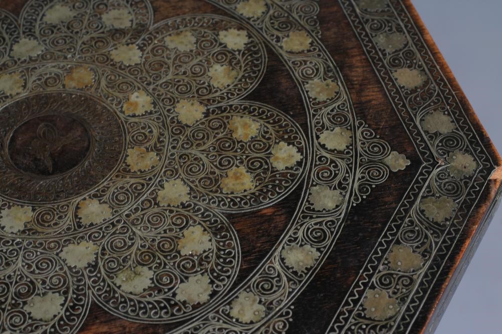 A GEORGIAN MAHOGANY CANDLE STAND Image