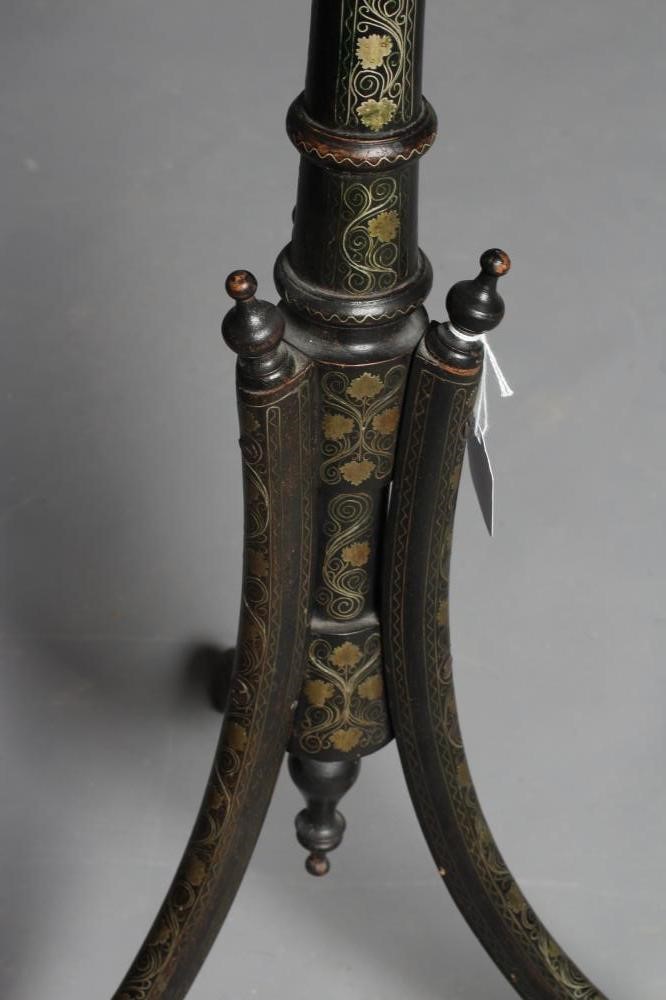 A GEORGIAN MAHOGANY CANDLE STAND Image