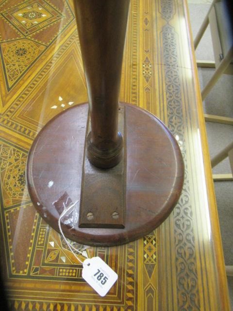 A GEORGIAN MAHOGANY CANDLE STAND Image