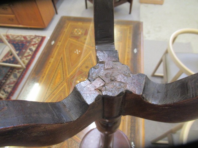 A GEORGIAN MAHOGANY CANDLE STAND Image