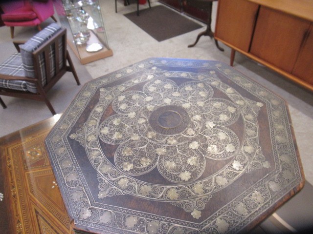 A GEORGIAN MAHOGANY CANDLE STAND Image