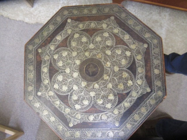 A GEORGIAN MAHOGANY CANDLE STAND Image