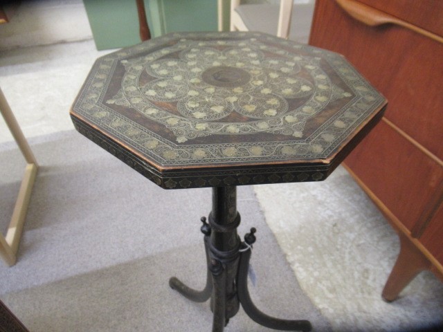 A GEORGIAN MAHOGANY CANDLE STAND Image
