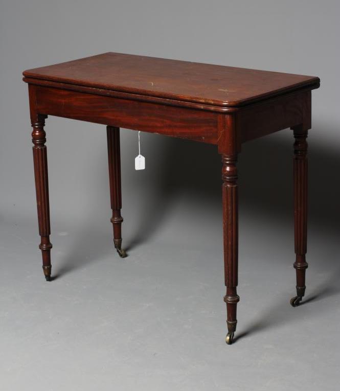 A GEORGIAN MAHOGANY TEA TABLE Image
